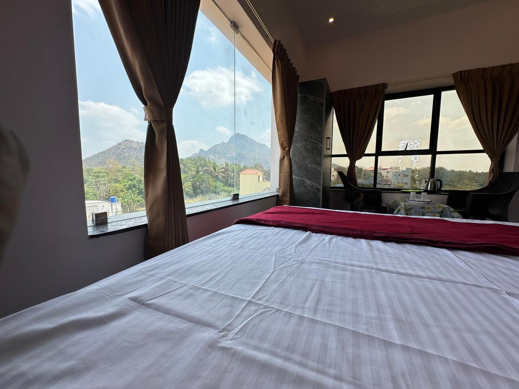 Om Lingeswaran Home Stay Tiruvannāmalai Extérieur photo